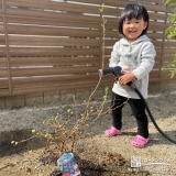 植樹したブルーベリーと記念撮影