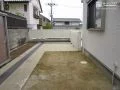 コンクリート平板を敷いたテラスまでの園路