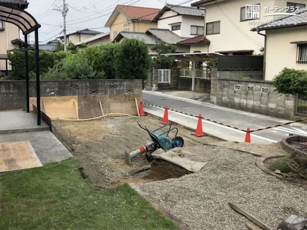 駐車スペース部分を掘削し、地面を均して転圧