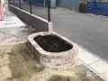 道路沿いに彩りを添える花壇