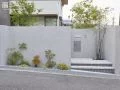 瑞々しい緑の映える門まわり