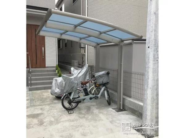 カーポートと同デザインのサイクルポート