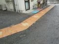 お住まいまで導く明るいレンガの道