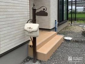 玄関まわりの主役となる洋風デザインの機能門柱