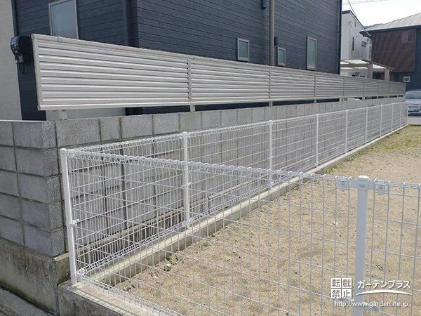 隣家との境界部分には5段ブロックと目隠しフェンスを設置