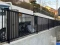 高さのある道路からの落下を防止するフェンス設置工事