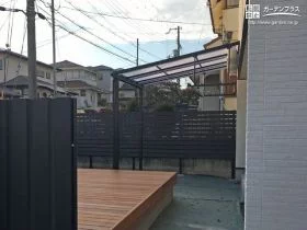 雨や日差しを防げる大きなテラス屋根