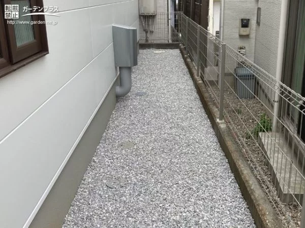 雑草対策をした犬走り