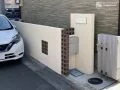 再塗装してリフレッシュした門柱や袖壁