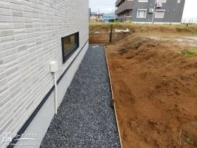 雑草対策をした建物まわりの犬走り