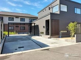 モダンな建物にお庭のアオダモが瑞々しさを添える新築外構