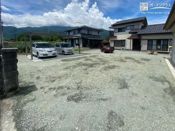 広い駐車スペースを見通し良く整備