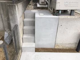 犬走りへの階段も小さく