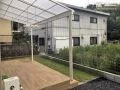 芝生に似合う木目調タイルデッキ