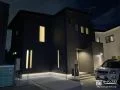 バーライトが夜も建物を美しく演出する新築外構