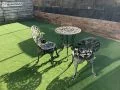 クラシックなテーブルセットが映える人工芝の敷設工事