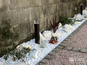 ローポールライトと植栽