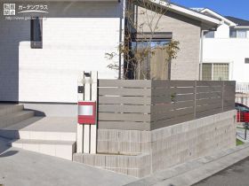 法面だった敷地を有効活用し木の温かみを感じられる憩いのお庭工事