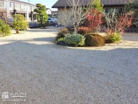 ベージュ系の砂利が植栽とマッチするローメンテナンスなお庭