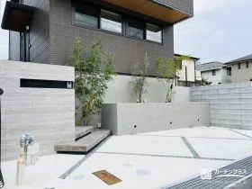 全体的に色数を抑えながらも存在感のある和モダンの新築外構