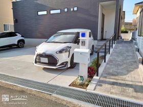 モダンなお住まいに調和するスロープ付きの新築外構