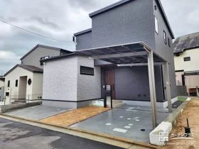 グレーのお住まいのアプローチがアクセントになる新築外構