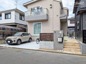 石貼りアプローチが迎える上品で華やかな新築外構