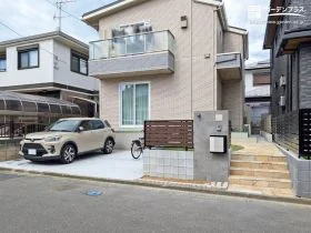 石貼りアプローチが迎える上品で華やかな新築外構