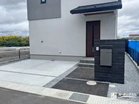 門まわりのトーンを揃えた落ち着きと高級感を感じられる新築外構