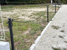 車と敷地を守るヨーロピアン調のチェーンポール設置工事