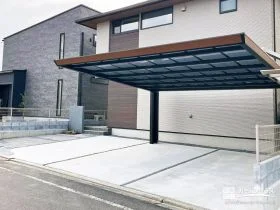 建物外壁の木調と美しくリンクさせたモダンな新築外構