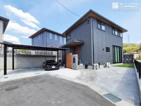 変形地を最大限に活かす黒×木目調が上質な新築外構