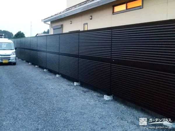 敷地境界を2段支柱を用いた目隠しフェンスにリフォームした工事