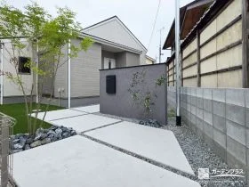 門柱で視線を整える旗竿地の新築外構