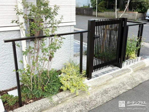 門扉と手すりを備え植栽が優しく迎える玄関アプローチ工事