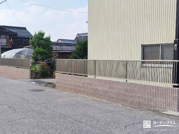 縦格子フェンスですっきりと縁取る安心の境界リフォーム工事