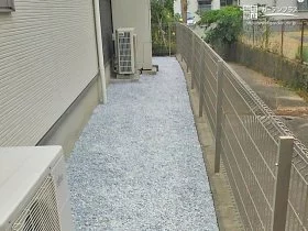 防草シートと砂利でお掃除が楽になる犬走り