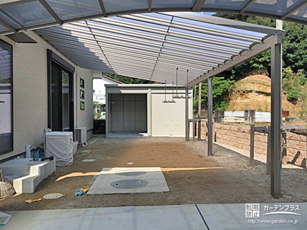 広いお庭をスッポリ覆うスタイリッシュでカッコいいテラス屋根設置 (No.7169) / テラスまわりの施工例 | 外構工事のガーデンプラス