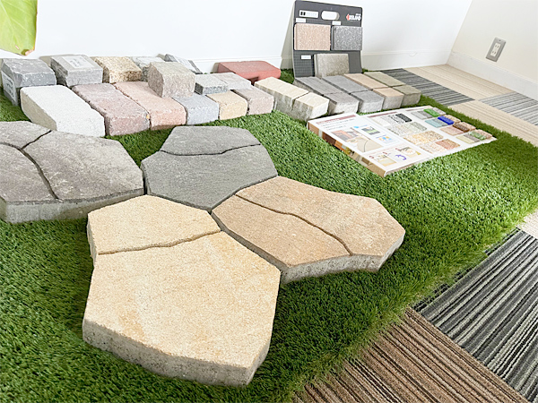 ガーデンプラス広島では、自然石の実物も展示しております。実際にお手に取ってご覧ください。